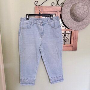 Chicos 14 petite embroidered capri's